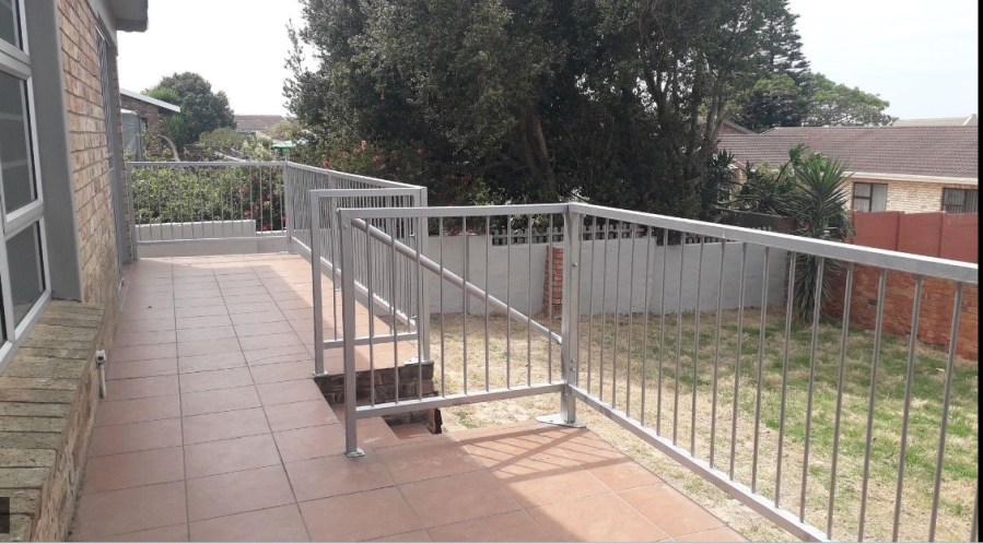 3 Bedroom Property for Sale in Wavecrest Eastern Cape